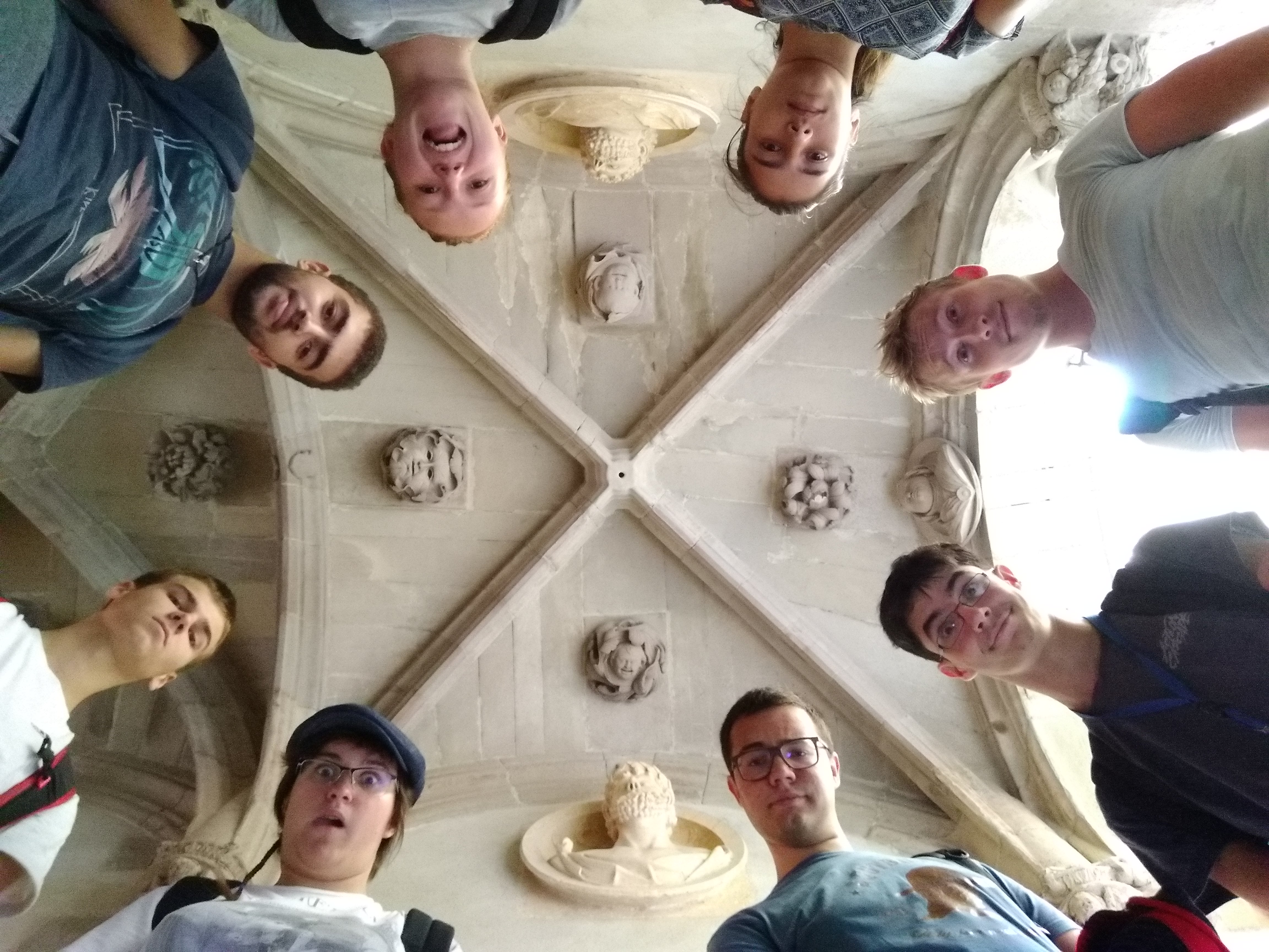 et pourquoi pas un concours des plus rigolos selfies ?
